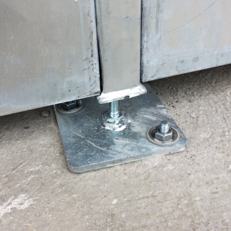 STEEL FOOTER, ADJUSTABLE FOR THE STABLE TRIBUNES
