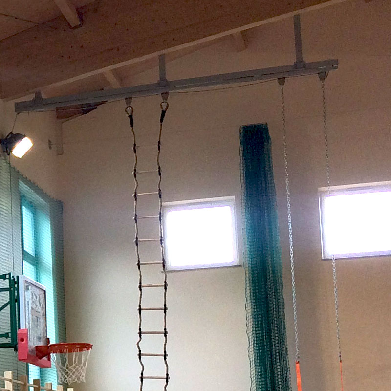 Pojezdová kolejnice je určená k zavěšení lan, žebříků a gymnastických kruhů L=3m