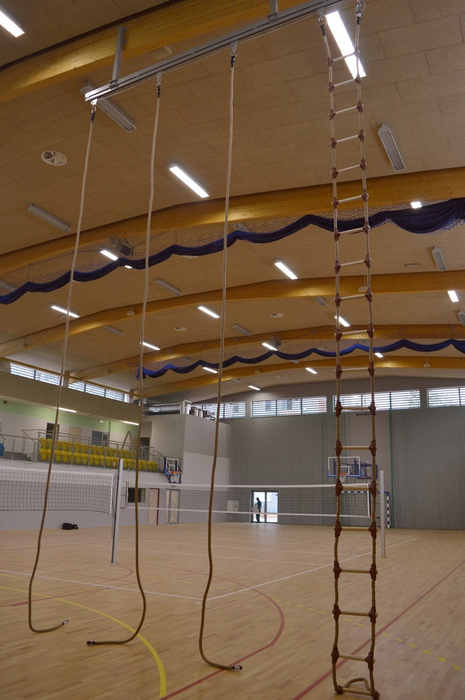 Pojezdová kolejnice je určená k zavěšení lan, žebříků a gymnastických kruhů. 